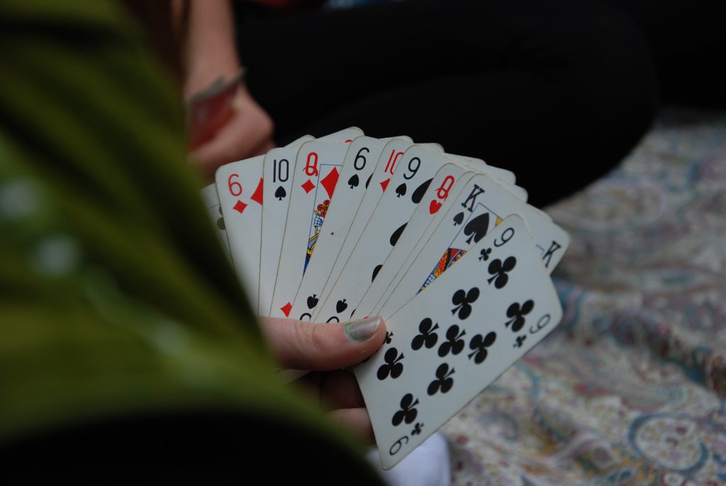 Poker size vs bridge size playing cards