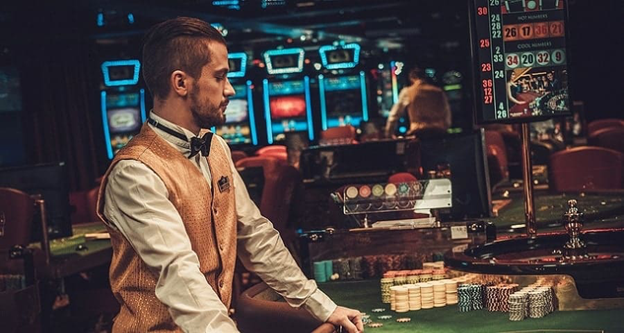 average salary for casino dealers