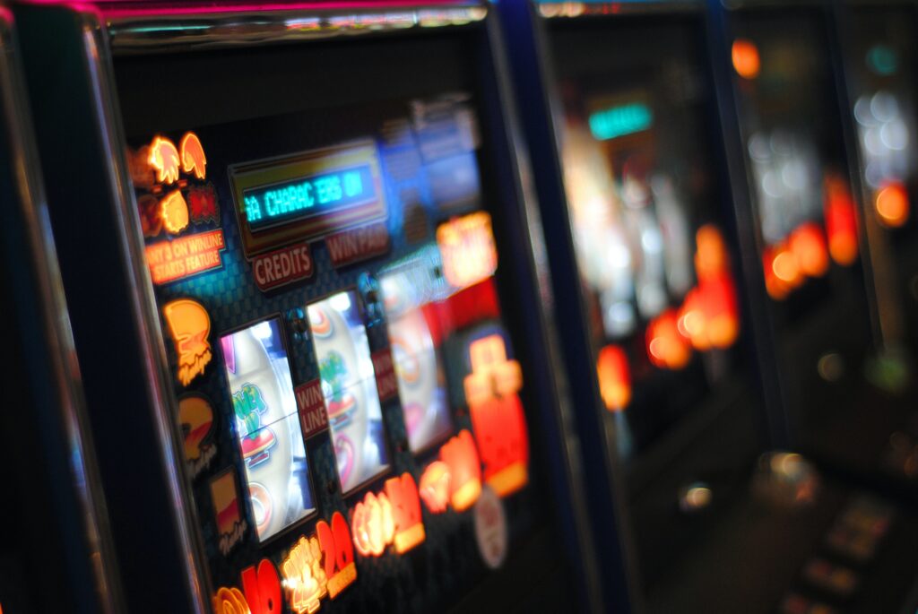 Are Online Slots Better than Machines?